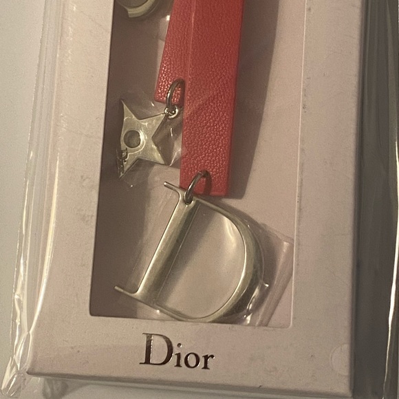 NIB Signature D Logo Keychain - Picture 10 of 10